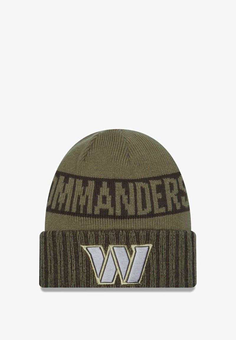 Strickmütze in Olivgrün mit einem nach unten geklappten dunkelbraunen Saum. Mit dem eingewebten Text "COMMANDERS" und einem weißen "W"-Logo.