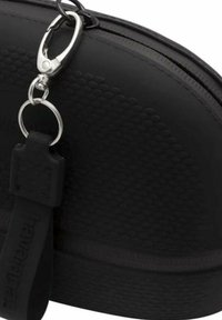 Custodia nera con zip, superficie testurizzata, dotata di una clip in metallo, manico in gomma e forma arrotondata. Accessorio per riporre piccoli oggetti.