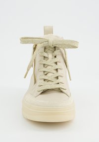 Beige High-Top-Sneaker mit dicker Sohle, geflochtenen Schnürsenkeln, die zu einer Schleife gebunden sind, seitlichem Reißverschluss und Zuglasche auf einem weißen Hintergrund.