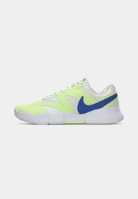 Sportovní boty s jasně žlutým síťovaným svrškem, bílými akcenty a modrým logem Nike. Obsahují texturovanou podrážku a šněrovací design.