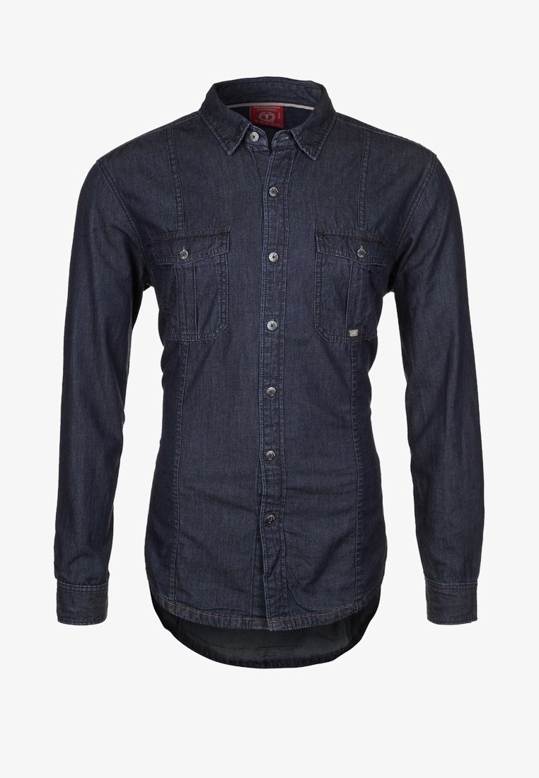 Tmavě modrá riflová košile na knoflíky s dlouhými rukávy, dvěma kapsami na prsou a zaobleným spodním lemem. Má klasický límec a jemné šicí detaily.