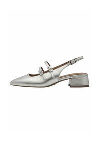Strieborné metalické slingback topánky s špicatou špičkou, s dvoma dekoratívnymi prackami a nízkym blokovým opätkom. Hladká textúra s lešteným povrchom.