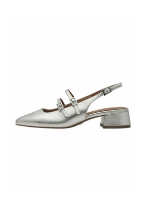 Zilveren metaalachtige slingback schoenen met een spitse neus, twee decoratieve gespbandjes en een lage blokhak. Glad textuur met een gepolijste afwerking.