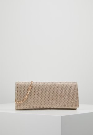 Beige rechthoekige clutch met een gestructureerd patroon en een dunne gouden kettingriem, geplaatst op een wit voetstuk tegen een grijze achtergrond.