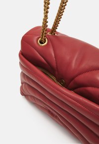 Pinko LOVE PUFF CLASSIC - Soma ar siksnu pāri ķermenim - ocra rosso/antique gold-coloured