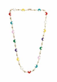 Collana in oro con palline dorate alternate e piccoli charm a forma di mezzaluna colorati in rosso, bianco, giallo, blu, rosa, verde e viola.