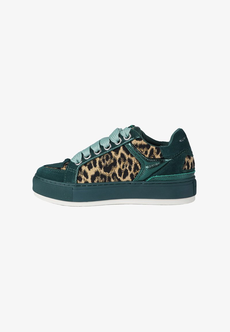 Sneaker verde con stampa leopardata, tessuto strutturato, dettagli metallici e lacci piatti color teal su una suola in gomma bianca.