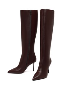 Burgunderfarbene Leder-Knöchelstiefel mit spitzen Zehen, Stiletto-Absätzen und einem seitlichen Reißverschluss für einfaches An- und Ausziehen. Glatte Textur mit einem eleganten Design.