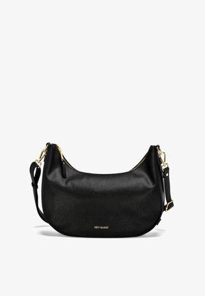 Zwarte leren schoudertas met een steentjesstructuur, gouden hardware-accenten, lange verstelbare schouderriem en ritssluiting aan de bovenkant.