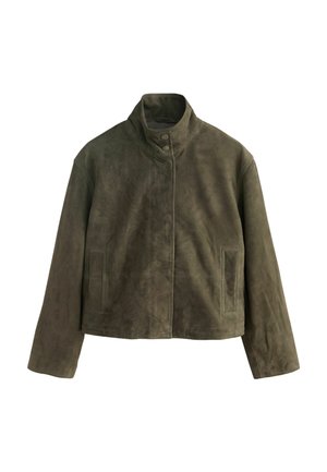 Olivgrüne Wildlederjacke mit hohem Kragen, Druckknopfverschluss, langen Ärmeln und zwei aufgesetzten Fronttaschen.