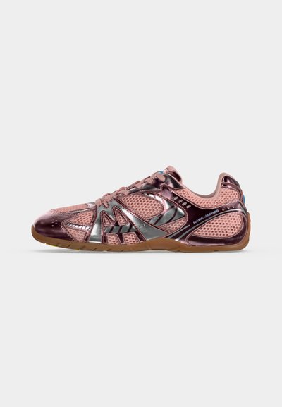 Baskets basses en mesh rose avec des superpositions métalliques roses brillantes, dotées d’une semelle en gomme et d’un marquage "Marc Jacobs" sur le côté.