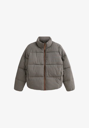 Puchowa kurtka w brązowo-kremową kratę houndstooth, pikowana, z wysokim kołnierzem i brązowym zamkiem błyskawicznym, z poziomymi przeszyciami na tkaninie.