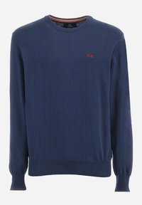 Marinblå stickad tröja med långa ärmar, ribbade manschetter och nederkant. Har en liten röd logotyp på vänster bröst. Slät struktur, rundad halsringning.