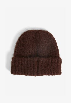 Brązowa dziana czapka beanie wykonana z miękkiego materiału, z prążkowaną fakturą i zagiętym mankietem. Góra ma zaokrąglony kształt i puszysty wygląd.