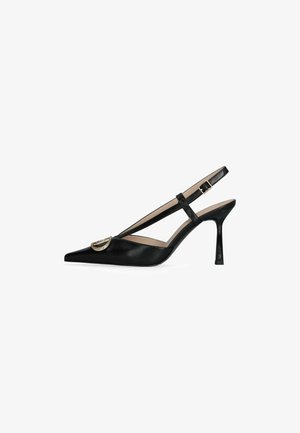 Talons slingback en cuir noir avec un bout pointu, présentant un détail en accent doré et une fine bride avec une boucle réglable.
