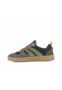 Sneaker in suede verde e nero con lacci arancioni, dotata di una tomaia texture, suola in gomma e tre strisce verdi sui lati.