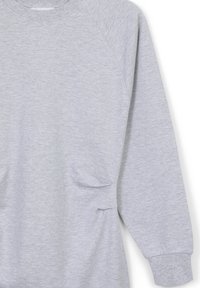 Hellgrauer langärmeliger Sweatshirt mit gerippten Bündchen und dezenten Taschen an den Seiten auf einem weißen Hintergrund.