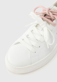 Λευκό δερμάτινο αθλητικό παπούτσι με στρογγυ λή μύτη, διαθέτει λευκά και ανοικτό ροζ επίπεδα κορδόνια. Μινιμαλιστικός σχεδιασμός με διακριτικές ραφές.