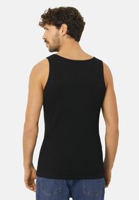 Schwarzes, geripptes Tanktop mit Rundhalsausschnitt und ärmellosem Design. Es bietet eine taillierte Silhouette und einen nahtlosen Rücken. Geeignet für die Freizeit.