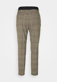 Pantalon à carreaux marron avec une ceinture élastique noire et des jambes fuselées, doté de deux poches arrière et d'une texture lisse.