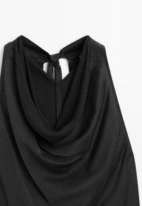 Top nero con scollo a cowl in tessuto liscio e seta. Presenta una schiena a chiave con chiusura a stringa e spalline larghe per un design fluido.
