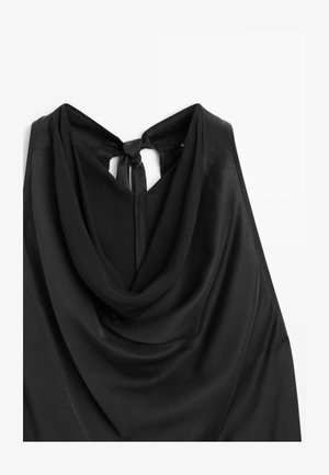 Zwarte top met een kraag in een gladde, zijden textuur. Bevat een sleutelgatopening aan de achterkant met een striksluiting en brede bandjes voor een vloeiende uitstraling.