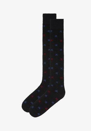 Knielange schwarze Socken mit einem Muster aus kleinen Flugzeugen in Rot und Blau, aus einem weichen Stoff für zusätzlichen Komfort.