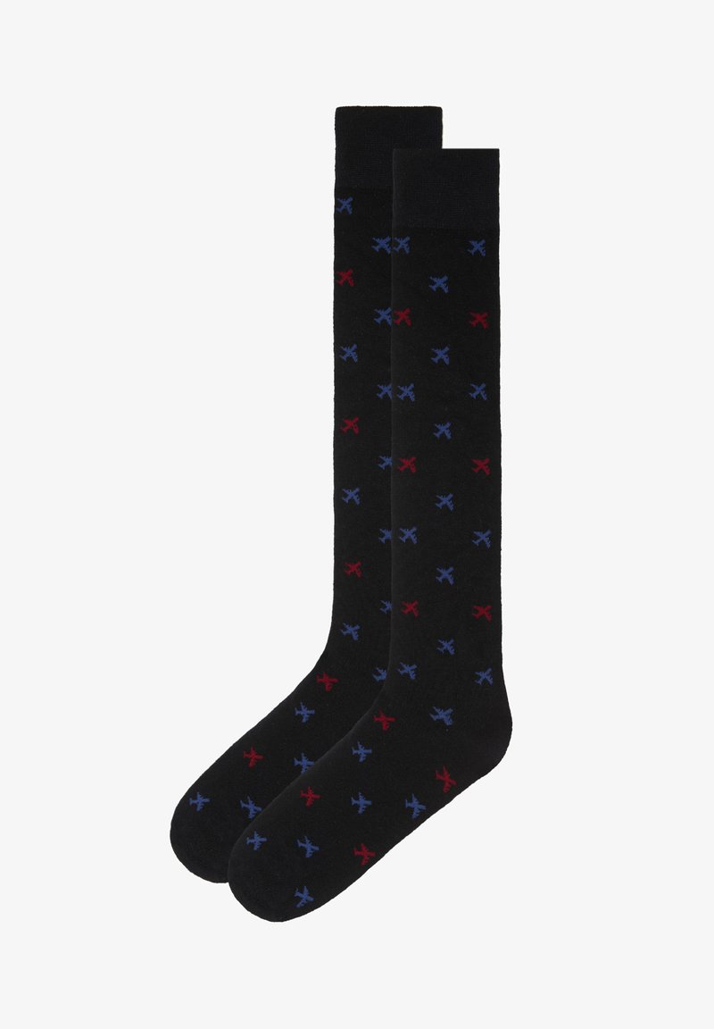 Knielange schwarze Socken mit einem Muster aus kleinen Flugzeugen in Rot und Blau, aus einem weichen Stoff für zusätzlichen Komfort.