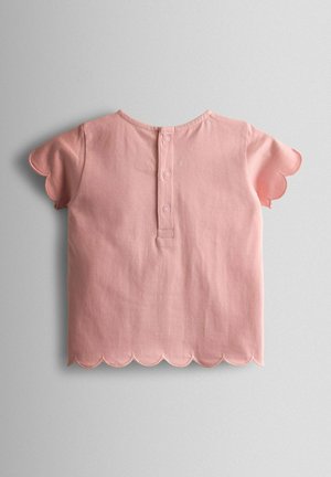 Top din bumbac roz, cu mâneci scurte cu margini ondulate, gât rotund și închidere cu trei nasturi în spate. Textură netedă. Design simplu.