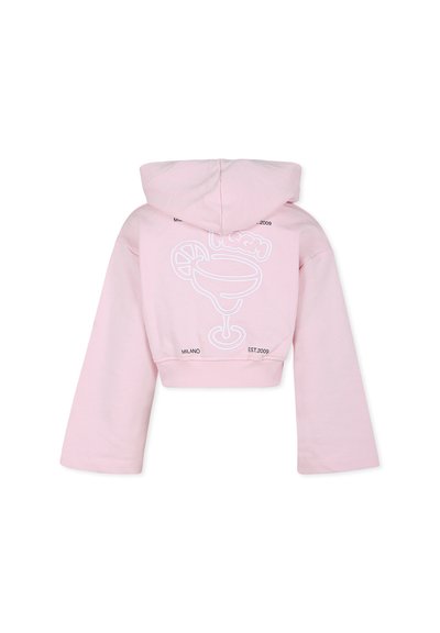Hoodie rosa accorciato con maniche lunghe, caratterizzato da una grafica bianca di un bicchiere di cocktail e la scritta "Milano EST.2009" sul retro. Texture liscia.