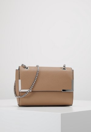 Beige Lederhandtasche in rechteckiger Form, mit silberner Kettenriemen und geometrischen Akzenten; glatte Textur und minimalistisches Design.