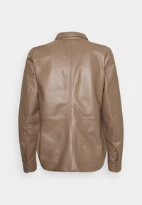 Braune Lederjacke mit glatter Textur, ausgestattet mit einem strukturierten Kragen und langen Ärmeln. Rückansicht zeigt Nahtdetails und minimale Akzente.