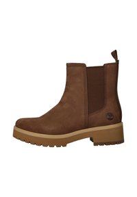 Bruine suède enkellaarsjes met elastische zijpanelen, een treklus en een chunky rubberen zool met een gestructureerde grip. Timberland logo aan de zijkant.