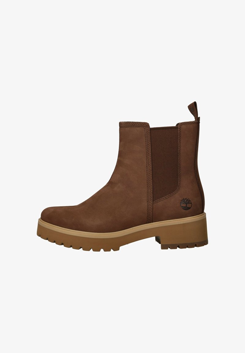 Bruine suède enkellaarsjes met elastische zijpanelen, een treklus en een chunky rubberen zool met een gestructureerde grip. Timberland logo aan de zijkant.