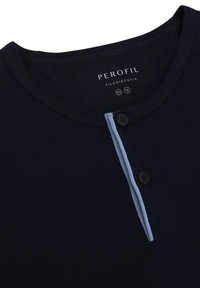 Maglietta henley in cotone blu navy con scollatura tonda, plastron azzurro chiaro e due bottoni neri. Presenta una texture liscia e cuciture precise.