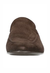 Chaussure slip-on en daim marron avec une texture lisse et un bout arrondi. Le design présente des coutures minimales et une semelle flexible.