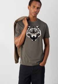 Antony Morato REGULAR FIT WITH MATT AND FLOCK - Tricou cu imprimeu - green