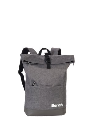 Grijze roll-top rugzak met zwart gesp, gevoerde schouderbanden, voorvak en wit "Bench." logo bij de onderkant.