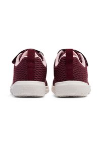 Sneakers in rete bordeaux con accenti rosa, dotate di collo imbottito, linguetta di estrazione e suola in gomma bianca, testurizzata per una presa e flessibilità ottimali.