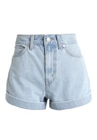 Lichtblauwe denimshorts met een hoge taille, opgerolde mouwen en sluiting met een knoop aan de voorkant. Beschikt over twee zijzakken en een subtiel vervaagd patroon.