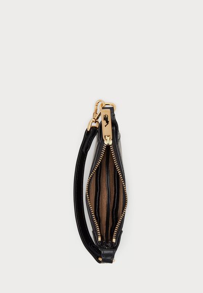 Juodas odinis rankinė piniginė su auksine užtrauktuku, iš dalies atidaryta, rodanti tris vidines skyrius ir nuimamą auksinį spaustuvėlę.