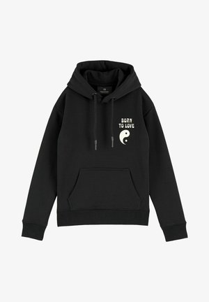 Sort hættetrøje lavet af blødt materiale med en frontlomme. Har hvid tekst "BORN TO LOVE" og et yin-yang symbol på brystet.