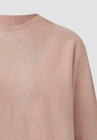 Pull en maille rose doux avec un col rond et un col côtelé fin, présenté sur un fond clair uni.