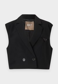 Μαύρο αμάνικο κολλητό σακάκι cropped με γιακά με λοξή εγκοπή, διπλό κουμπί μπροστά και μικρό διπλωμένο μαντιλάκι στην τσέπη, σε μονόχρωμο φόντο.