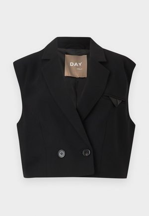 Μαύρο αμάνικο κολλητό σακάκι cropped με γιακά με λοξή εγκοπή, διπλό κουμπί μπροστά και μικρό διπλωμένο μαντιλάκι στην τσέπη, σε μονόχρωμο φόντο.