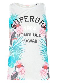 Bezramionowa bluzka wykonana z lekkiego materiału, z jasnym tłem i kolorowymi tropikalnymi wzorami oraz napisy "SUPERDRY" i "HONOLULU 1984".