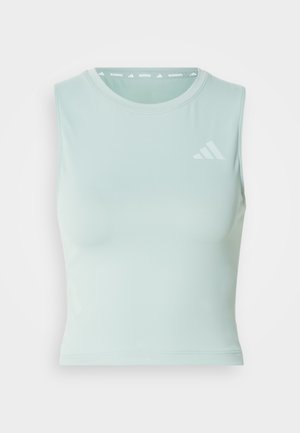 Haut court sans manches couleur bleu sarcelle clair, fabriqué en tissu lisse et extensible. Il présente un col rond et un logo discret dans le coin supérieur.