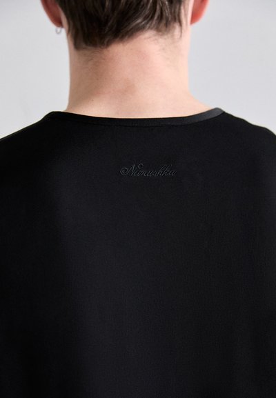 Cămașă neagră cu mânecă scurtă, cu decolteu rotund, textură netedă, prezentând un logo brodat subtil pe spate.