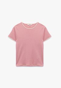 Camiseta rosa de manga corta hecha de un tejido suave, con un cuello redondo adornado con costura decorativa blanca. Corte casual, sin patrones.