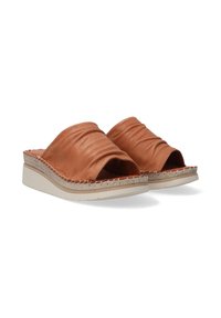 Bruine leren instapsandalen met een gekreukelde textuur, open teen ontwerp en een geweven jute detail langs de zool. Vlakke, crème-kleurige basis.